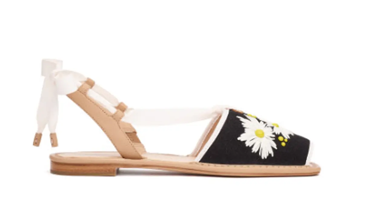 Koleksi sepatu hadir dengan desain kasual yang nyaman digunakan ke mana saja di cuaca yang
panas dengan motif gingham, spade flower jacquard, dan daisy dots (Foto: Kate Spade New York)