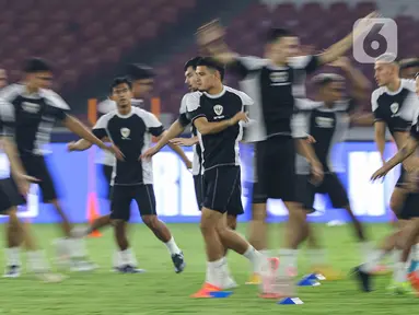 Pemain Timnas Indonesia saat menjalani sesi latihan resmi di Stadion Utama Gelora Bung Karno, Senayan, Jakarta Pusat, Kamis (14/11/2024). (Liputan6.com/Angga Yuniar)