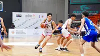 Pemain timnas Indonesia U-18 basket Cliffton Wijaya beraksi di Malaysia