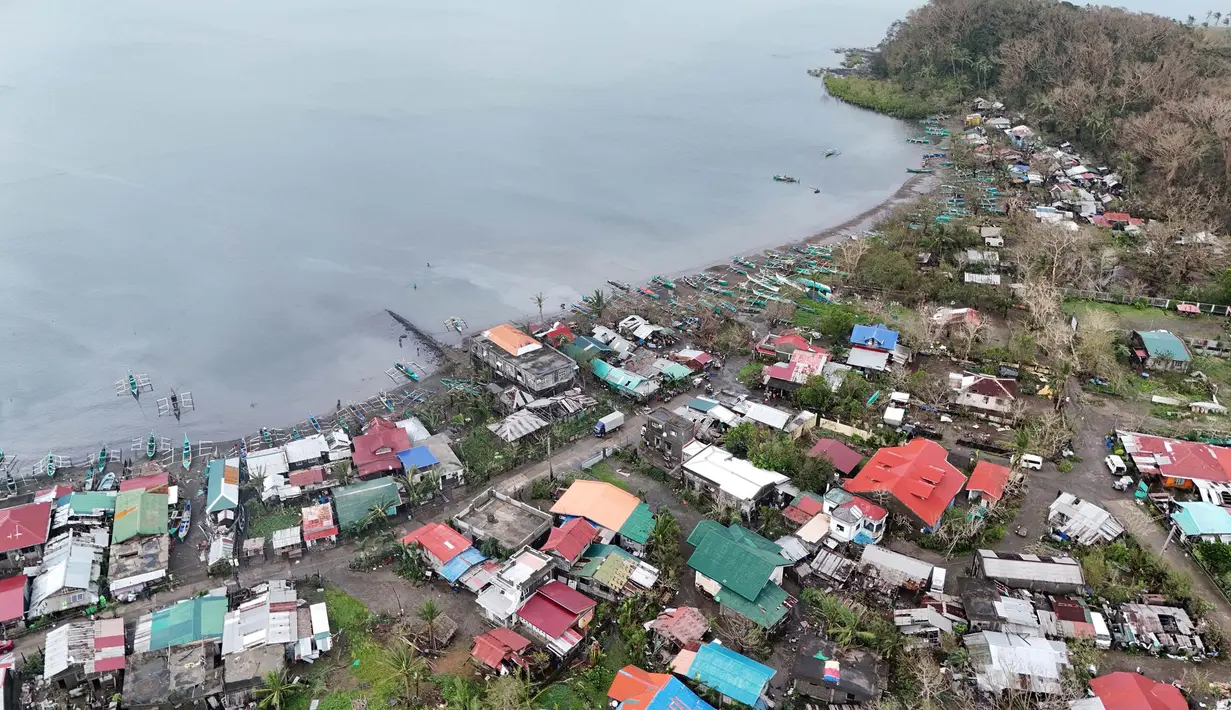 Topan Yinxing menghantam ujung timur laut Filipina pada Kamis (7/11/2024) sore. (John DIMAIN/AFP)