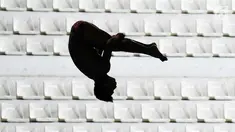 Aksi seorang atlet loncat indah saat bersaing dalam babak penyisihan nomor springboard 3m putra Asian Games 2018 di arena Aquatic Centre, GBK, Jakarta, Jumat (31/8).(merdeka/Imam Buhori)