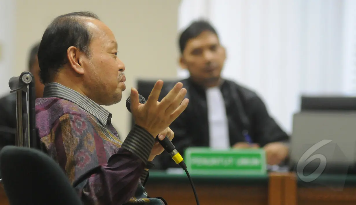 Sutan Bhatoegana memberikan keterangan di depan hakim saat sidang perdana di Pengadilan Tipikor, Jakarta, Senin (6/4/2015). Sutan, tersangka kasus dugaan penerimaan hadiah terkait penetapan APBN-P Kementerian ESDM di DPR RI. (Liputan6.com/Herman Zakharia)