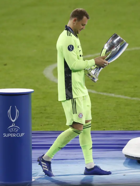 Kiper Bayern Munchen, Manuel Neuer memegang trofi usai pertandingan melawan Sevilla pada Piala Super Eropa di Budapest, Hongaria, Kamis (24/9/2020). Munchen menang tipis 2-1 atas Sevilla. (AP Photo/Bernadett Szabo)