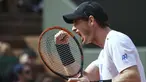 Petenis Inggris, Andy Murray, melakukan selebrasi usai mengalahkan petenis Slovakia, Martin Klizan pada pertandingan babak kedua Prancis Terbuka di Stadion Roland Garros, (01/06/2017). Murray menang dengan 6-7, 6-2, 6-2, 7-6. (AFP/Eric Feferberg)