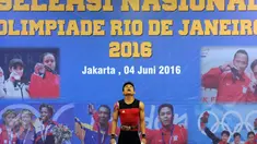 Atlet angkat besi, M Furqon bersiap melakukan angkatan pada seleksi nasional untuk olimpiade Rio de Janeiro 2016 di PB PABBSI, Jakarta, (4/6/2016). 17 lifter mengikuti seleksi nasional untuk berlaga di olimpiade 2016. (Liputan6.com/Helmi Fithriansyah)