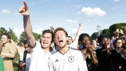 Pada laga itu para suporter Jerman bergembira karena tim asuhan Joachim Low itu mampu mempermalukan Slovakia 3-0. (Bola.com/Vitalis Yogi Trisna)