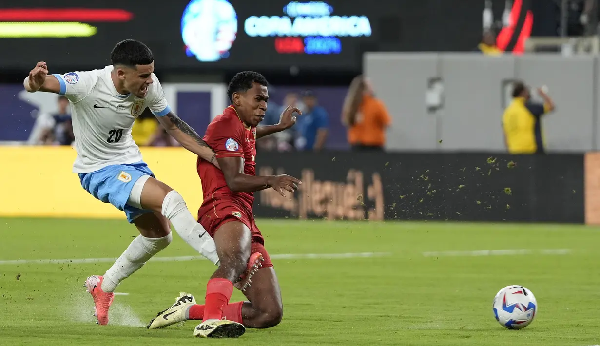 Pemain Uruguay, Maximiliano Araujo (kiri) mencetak gol ketiga timnya ke gawang Bolivia pada laga Grup C Copa America 2024 di MetLife Stadium, East Rutherford, New Jersey, Jumat (28/06/2024) WIB. (AP Photo/Julia Nikhinson)