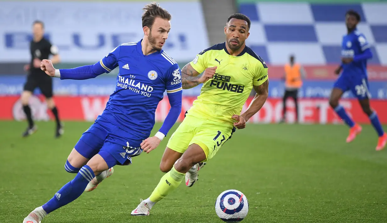 Gelandang Leicester City,  James Maddison membawa bola dari kawalan striker Newcastle United, Callum Wilson pada pertandingan Liga Inggris di Stadion King Power, Inggris, Sabtu (8/5/2021). Bagi Leicester, kekelahan ini dapat menggesernya dari posisi ketiga klasemen. (AFP/Pool/Michael Regan)
