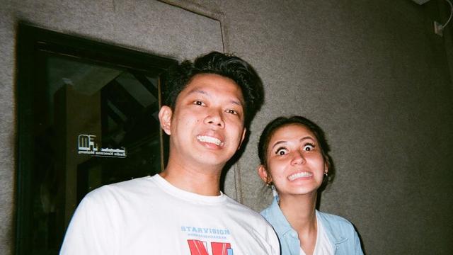 6 Potret Kebersamaan Bayu Skak dan Pacarnya Aliyah Faizah yang Bikin Iri