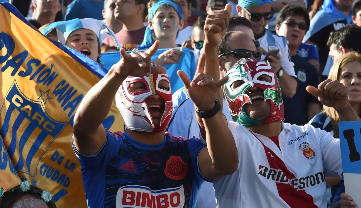 Suporter Argentina dengan wajah bertopeng memberikan semangat kepada timnya saat laga Argentina vs Chili pada Copa America Centenario 2016 di Stadion evi's, Santa Clara, Amerika Serikat, (7/6/2016) WIB. (AFP/Mark Ralston)