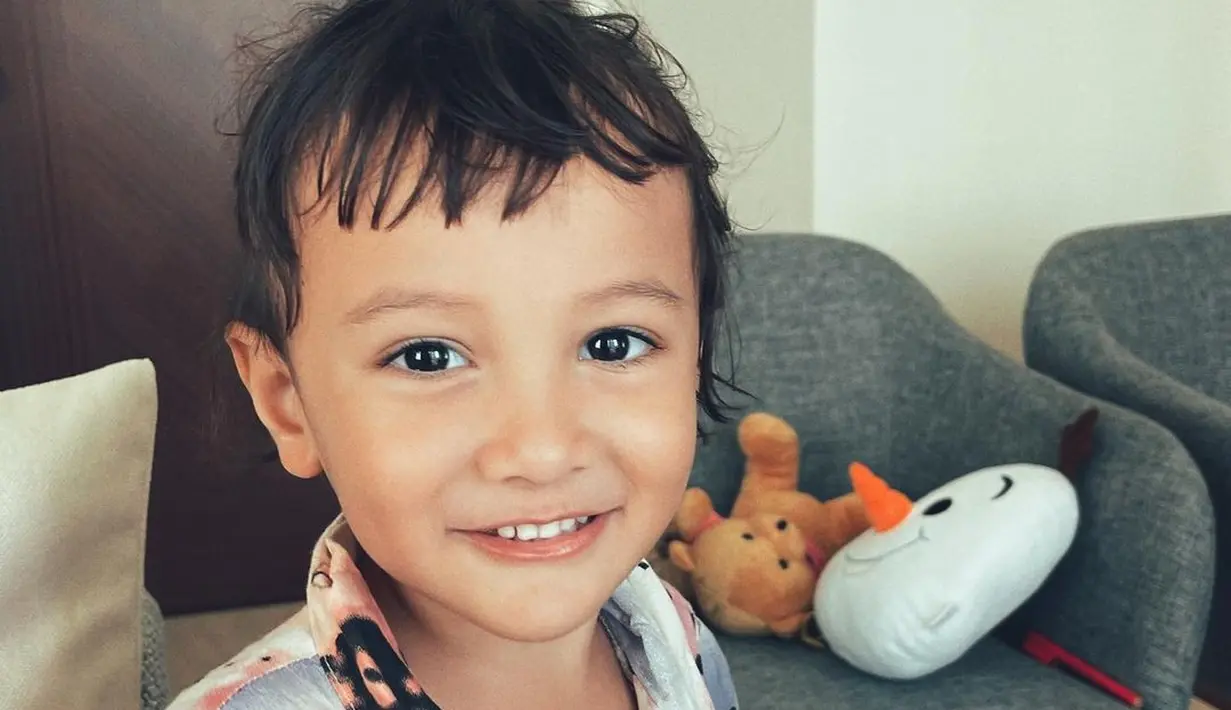 Dalam foto ini Surinala lebih mirip siapa, Chicco Jerikho atau Putri Marino? (Foto: Instagram/ putrimarino)