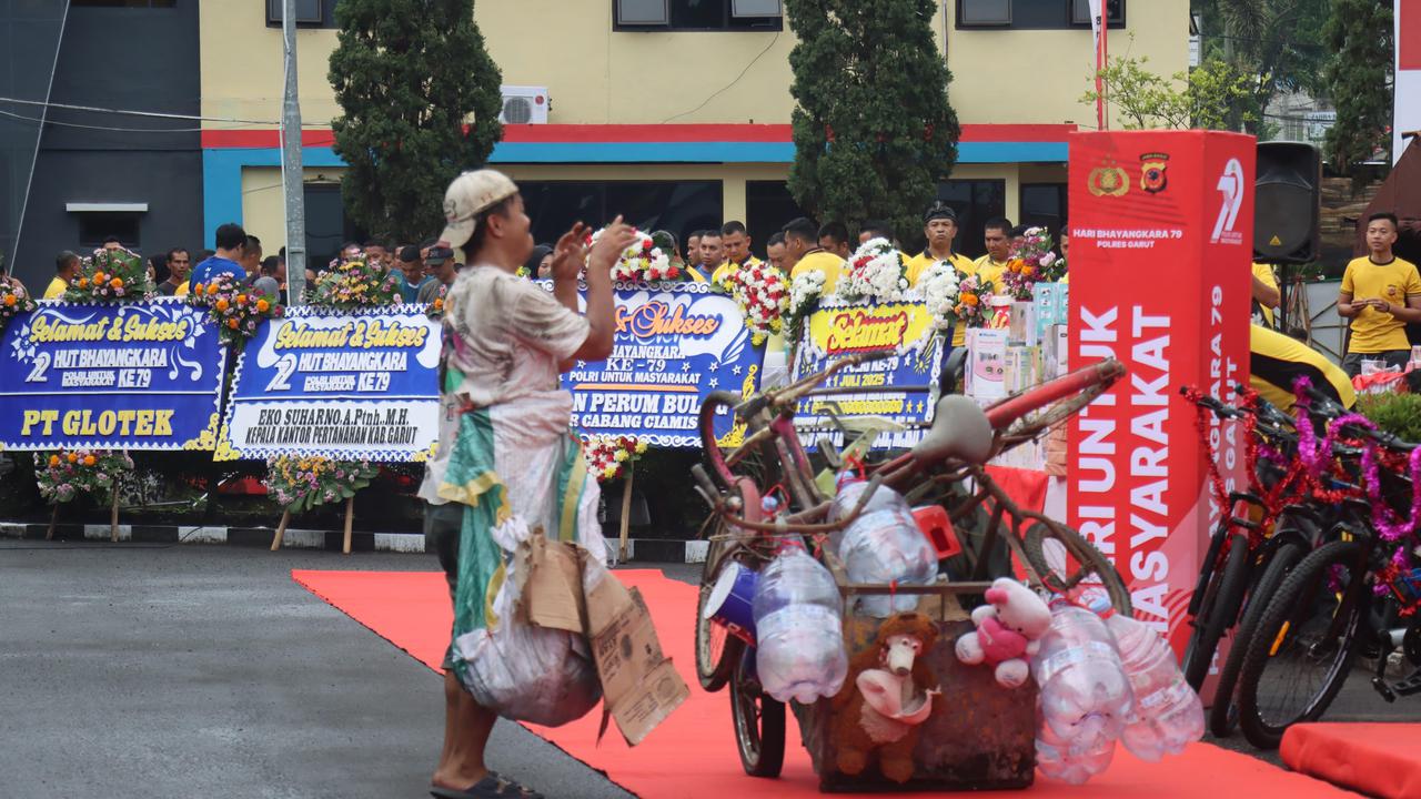 Lucunya Polisi Lomba Penyamaran jadi Intel