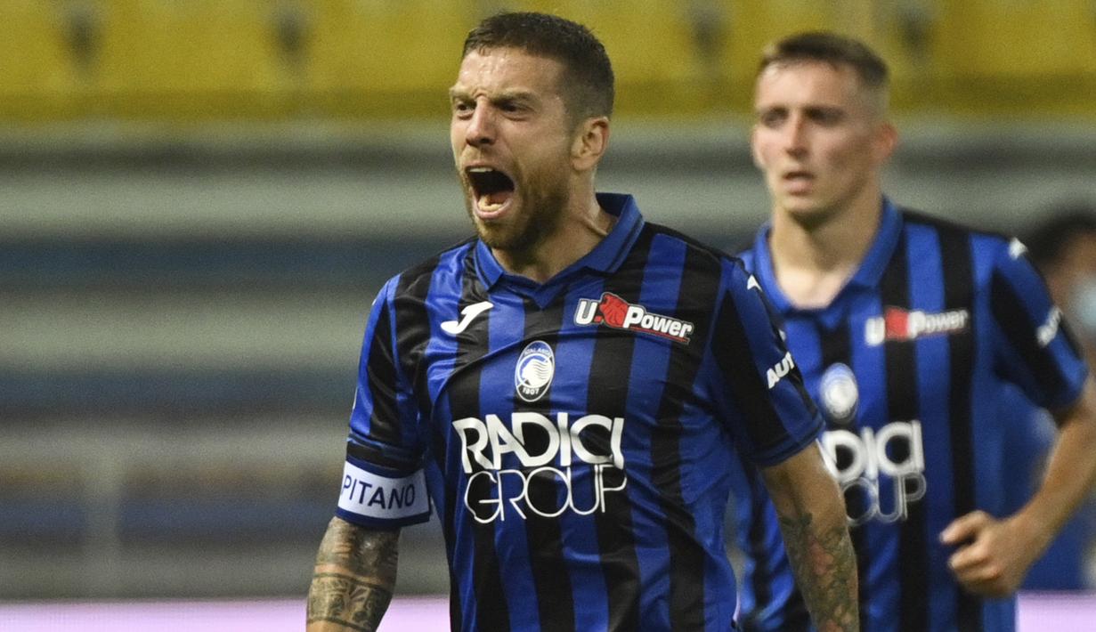 Penyerang Atalanta, Alejandro Gomez, merayakan gol yang dicetaknya ke gawang Parma pada laga lanjutan Serie A di Stadio Ennio Tardini, Rabu (29/7/2020) dini hari WIB. Atalanta menang 2-1 atas Parma. (Massimo Paolone/LaPresse via AP)