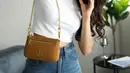 Gaya gemas Fuji pakai cropped top putih lengan pendek dipadu mengenakan celana jeans dan mini shoulder bag cokelat dengan rantai kuning emas yang serasi. [Foto: Instagram/fuji_an]