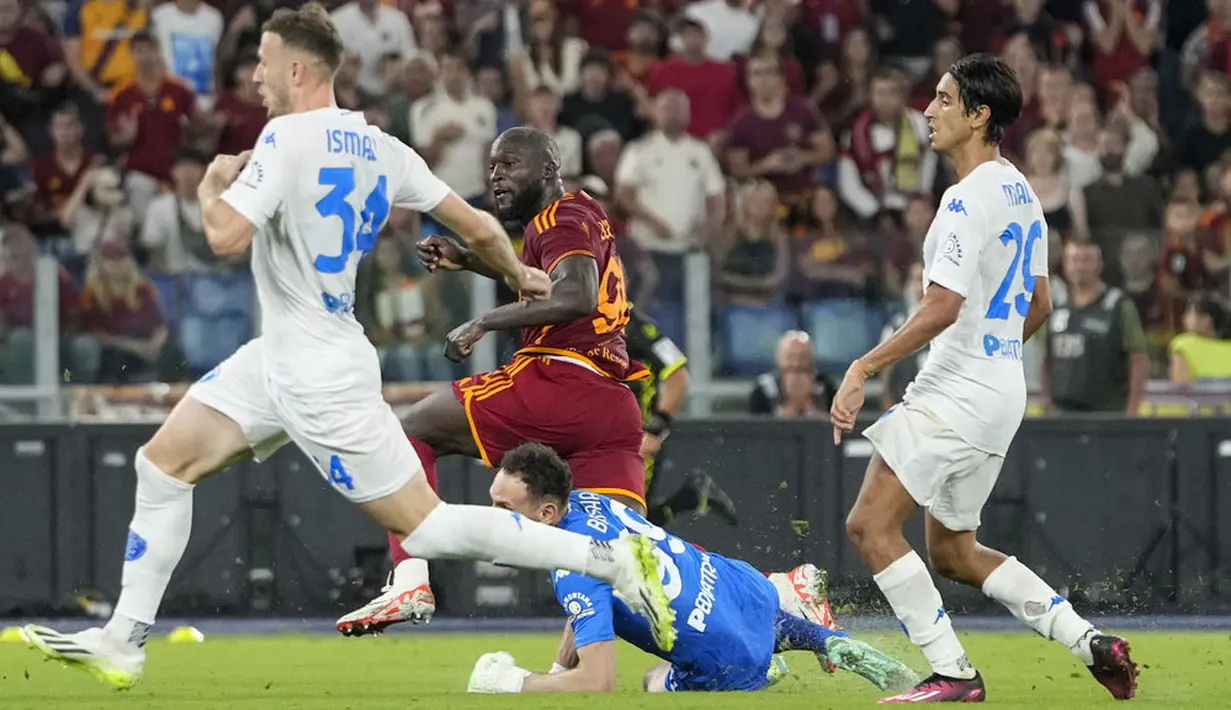 Pemain AS Roma, Romelu Lukaku, mencetak gol ke gawang Empoli pada laga Liga Italia di Stadion Olimpico, Roma, Senin (18/9/2023). (AP Photo/Alessandra Tarantino)