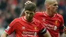 Steven Gerrard di hibur oleh Martin Skrtel setelah gagal mencetak gol melalui penalti saat melawan Queens Park Rangers. 2 Mei 2015. (AFP PHOTO/PAUL ELLIS) 