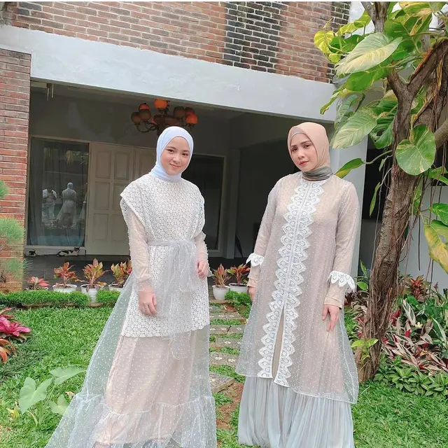 6 Potret Nagita Slavina Pakai Hijab, Dipuji Makin Cantik