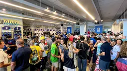 Ratusan suporter memadati FIFA Store di MetLife Stadium, East Rutherford, New Jersey, Amerika Serikat, untuk berburu jersey dan merchandise resmi Piala Dunia 2026 menjelang laga fase grup Prancis melawan Senegal. Antusiasme penggemar membuat area toko dipenuhi pembeli dari berbagai negara. (KLY Sports/Hery Kurniawan)