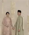 Erina Gudono kerap hadir dengan gaya busananya yang totalitas. Ia banyak suguhkan gaya abaya brokat yang bisa jadi inspirasi busana Lebaran. [Foto: Instagram/ Erina Gudono]