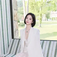 Duduk di dekat jendela dengan latar taman hijau yang tenang, ia memancarkan aura feminin yang lembut namun tetap berkelas. [@kyo1122].