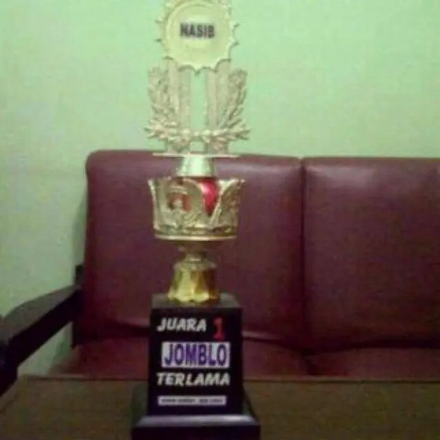 6 Tulisan Kocak di Piala Juara 1 Ini Unik, Kategorinya Bikin Geleng Kepala