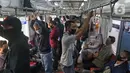 Suasana penumpang KRL Commuterline di Stasiun Depok Lama, Depok, Jawa Barat, Selasa (9/6/2020). Stasiun Depok Lama terpantau lengang pada hari kedua dibukanya aktivitas perkantoran di Jakarta pada masa transisi Pembatasan Sosial Berskala Besar (PSBB). (Liputan6.com/Herman Zakharia)