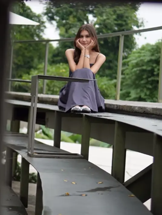 Blasteran Inggris – Indonesia, anak kedua dari tiga bersaudara ini tak hanya sering dipuji cantik natural, namun juga sering dipuji imut oleh netizen. Berpose topang dagu dan disorot kamera dari jarak cukup jauh, Zoe tetap cantik meski tanpa pamer seyuman. Tak heran jika pesona yang dipancarkan bikin Antonio Blanco terpincut sejak akting bareng tahun 2021 lalu. (Liputan6.com/IG/@zoeabbasjackson)