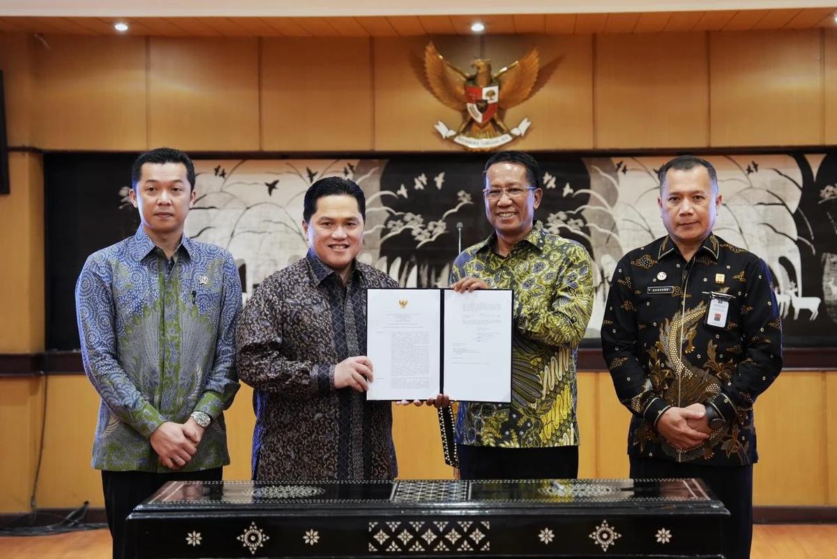 Menpora Erick bersama Menteri Hukum RI Supratman Andi Agtas saat menandatangani penetapan 4 (empat) Peraturan Menteri Pemuda dan Olahraga (Permenpora)