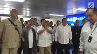 Ketua Umum Gerindra Prabowo Subianto tiba di Stasiun MRT Lebak Bulus, Jakarta, Sabtu (13/7/2019). Prabowo akan bertemu dengan presiden terpilih dalam Pilpres 2019, Joko Widodo atau Jokowi. (Liputan6.com/Lizsa Egehem)