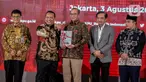 Anggota I Badan Pemeriksa Keuangan (BPK) Nyoman Adhi Suryadnyana (kedua kiri) menyerahkan Laporan Hasil Pemeriksaan BPK Atas Laporan Keuangan KPU Tahun 2022 kepada Ketua Komisi Pemilihan Umum (KPU) Hasyim Asy'ari (tengah) di Gedung KPU, Jakarta, Kamis (3/8/2023). (Liputan6.com/Faizal Fanani)