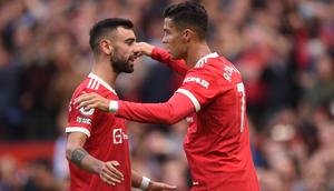 Bruno Fernandes (kiri) memiliki semua yang diperlukan untuk memimpin Timnas Portugal, tetapi hampir tidak memiliki kesempatan saat Cristiano Ronaldo dimainkan. Begitu juga di MU, ia hanya mampu mencetak dua dari total lima golnya saat bermain bersama CR7 pada musim ini. (AFP/Oli Scarff)
