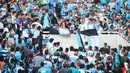 Seorang fans dari tim Belgrano, Emanuel Balbo didorong oleh penonton lain dari tribun Stadion Belgrano, Kota Cordoba di Argentina, 15 April 2017. Emanuel langsung tidak sadarkan diri karena mendarat menggunakan kepala. (NICOLAS AGUILERA/AFP)