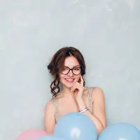 Ilustrasi perempuan cantik yang humoris | copyright freepik.com/lookstudio