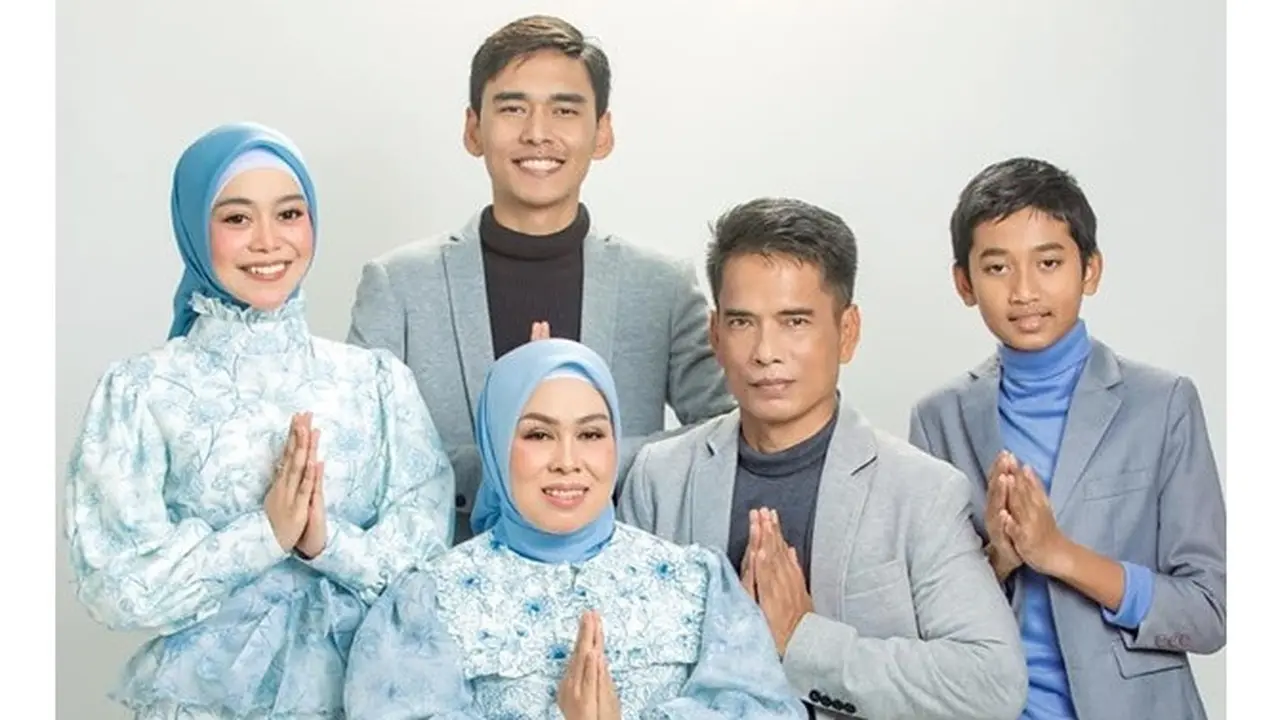 6 Gaya Pemotretan Lesty Kejora dan Keluarga, Penuh Kehangatan