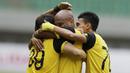 Para pemain Bhayangkara FC merayakan gol yang dicetak oleh Anderson Salles ke gawang Semen Padang pada laga Piala Presiden 2019 di Stadion Patriot, Jawa Barat, Minggu (3/3).  Bhayangkara FC menang 4-2 atas Semen Padang. (Bola.com/M Iqbal Ichsan)