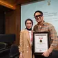 Influncer sekaligus dokter Reza Gladys untuk kali ketiga meraih rekor MURI. Penghargaan ini diterimanya bersama sang suami, dr. Attaubah Mufid di Jakarta. (Foto: Dok. Koleksi Pribadi Reza Gladys)