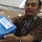 Petugas menunjukan alat pembaca kartu atau card reader e-KTP di Jakarta, Kamis (6/4). Dalam hal ini PT KSEI bekerja sama dengan Ditjen Dukcapil untuk mempermudah proses pembukaan rekening investor. (Liputan6.com/Angga Yuniar)