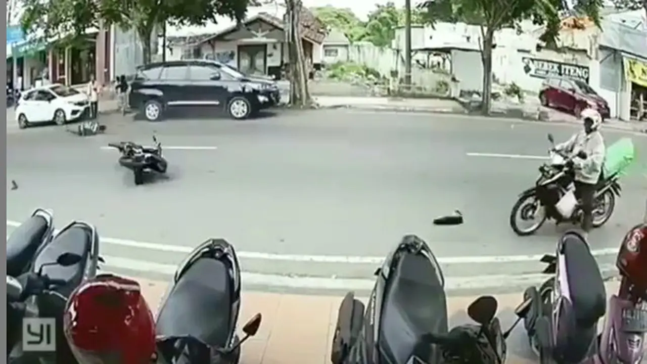 Seperti dilansir akun Instagram @fakta.indo, Senin (9/3/2020), terlihat detik-detik kecelakaan terjadi.