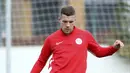 Penyerang baru Antalyaspor, Lukas Podolski menendang bola saat mengikuti latihan di Antalya, Turki (27/1/2020). Pemain 34 tahun ini bakal mengenakan nomor punggung 11 di Antalyaspor. (AP Photo)