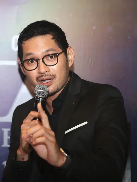 "Pasti sebelum mulai, kita ngobrol dulu. Tapi, baru ketemu aja gue udah deg-degan,"ujar Evan Sanders. Mendengar omongan Evan, Roy Kiyoshi pun tersenyum. "Nggak lah, nyocokin energi aja supaya auranya nyambung," katanya pelan. (Bambang E. Ros/Bintang.com)