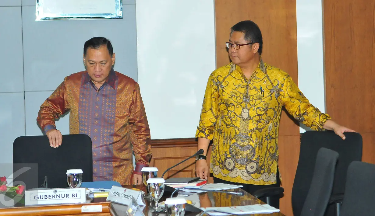 Gubernur BI Agus Martowardojo dan Menkominfo Rudiantara sebelum mengikuti rapat koordinasi di Kementerian PMK, Jakarta, Selasa (8/11). Rakor membahas rancangan perpres penyaluran bantuan sosial secara non tunai. (Liputan6.com/Angga Yuniar)