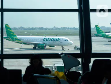 Pesawat terbang rute domestik saat berada di Terminal 3 Bandara Internasional Soekarno–Hatta, Tangerang, Banten, Rabu (21/6/2023). Jumlah penumpang pesawat berpotensi meningkat usai aturan penggunaan masker dicabut dan pemerintah resmi mencabut status pandemi COVID-19 menjadi endemi. (Liputan6.com/Angga Yuniar)