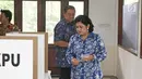 Presiden ke-6 RI Susilo Bambang Yudhoyono dan Ani Yudhoyono menuju bilik suara untuk mencoblos pada Pilkada Serentak 2018 di Tempat Pemungutan Suara (TPS) 06 Kelurahan Nagrak, Gunung Putri, Bogor, Rabu (27/6). (Liputan6.com/Herman Zakharia)