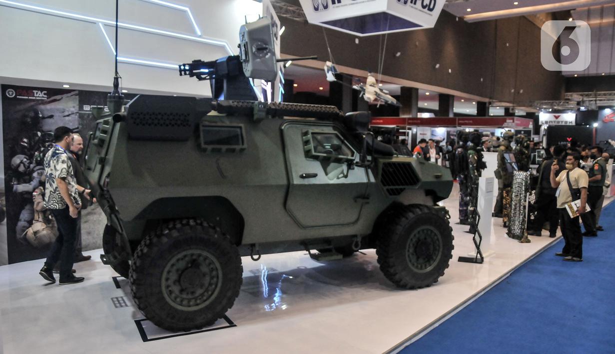 Pengunjung melihat koleksi yang dihadirkan dalam pameran industri pertahanan Indo Defence 2022 Expo & Forum di JIExpo, Kemayoran, Jakarta, Rabu (2/11/2022). Kementerian Pertahanan bersama PT Napindo Media Ashatama menggelar pameran industri pertahanan terbesar se-Asia Tenggara bertemakan “Peace, Prosperity, Strong Defence” yang diikuti 905 perusahaan dari 59 negara dan berlangsung hingga 5 November mendatang. (merdeka.com/Iqbal S. Nugroho)