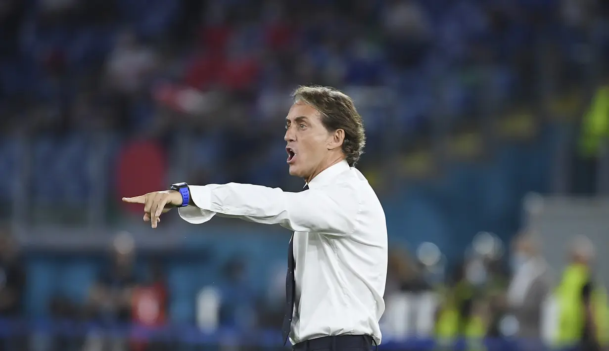 Pelatih Italia, Roberto Mancini menginstruksikan pemainnya saat bertanding melawan Swiss pada pertandingan grup A Euro 2020 di stadion Olimpiade di Roma, Italia, Rabu (16/6/2021). Selanjut, Italia akan bertanding melawan Wales. (Ettore Ferrari, Pool via AP)