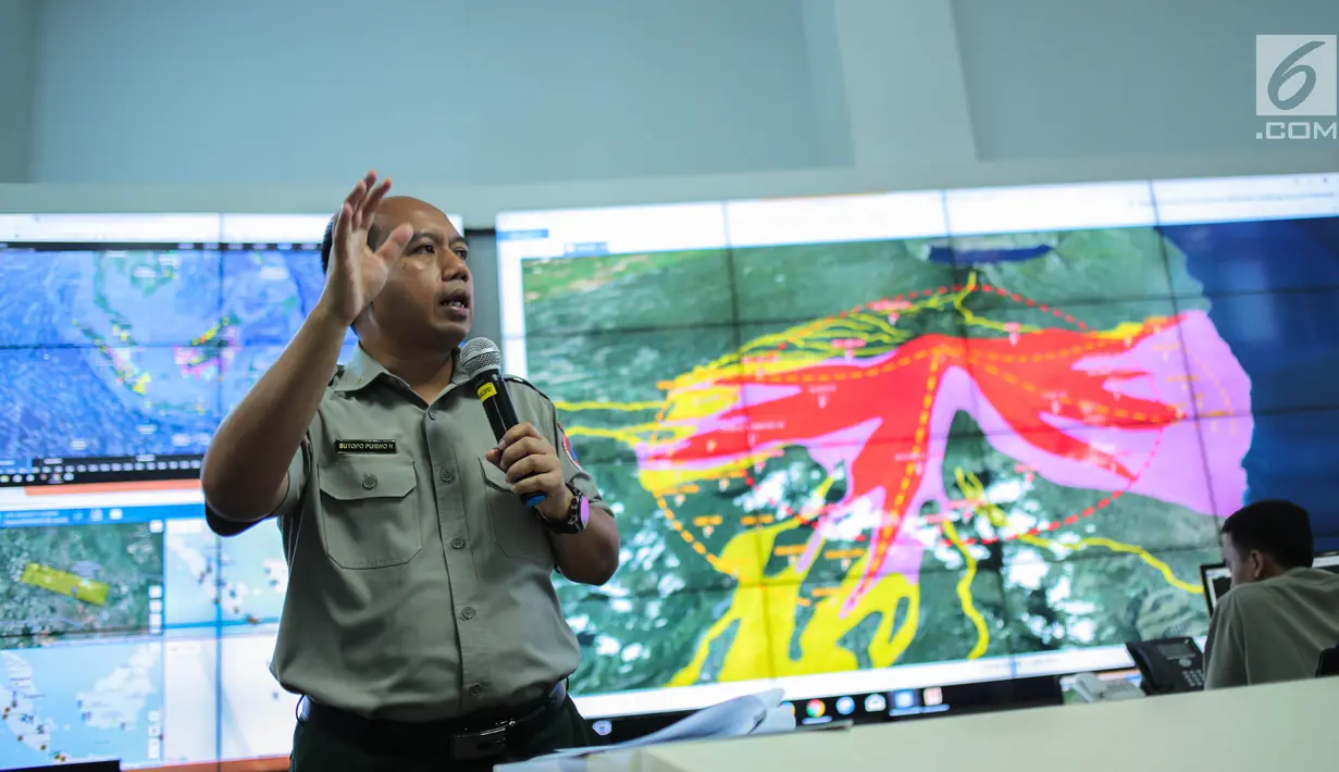 Sutopo Purwo Nugroho memberikan penjelasan di Gedung BNPB, Jakarta, Senin (25/9). Sutopo juga mengimbau kepada masyarakat agar bencana seperti ini tidak dijadikan bahan bercanda ataupun permainan. (Liputan6.com/Faizal Fanani)