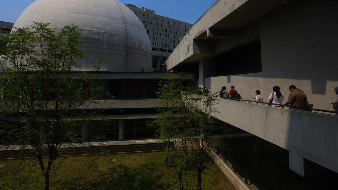 FOTO: Libur Natal Warga Kunjungi Planetarium Jakarta yang Kembali Dibuka