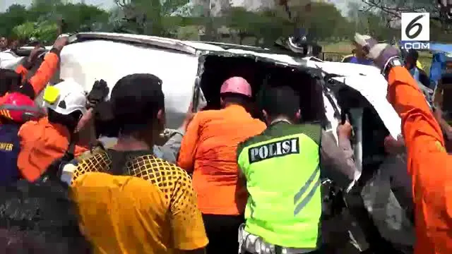 VIDEO: Detik-Detik Evakuasi Kecelakaan Truk Tabrak Honda Brio