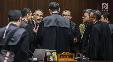 Ketua Tim Hukum Prabowo-Sandiaga, Bambang Widjojanto berunding usai hakim menskors sidang putusan hasil sengketa pilpres 2019 di Gedung Mahkamah Konstitusi (MK), Jakarta, Kamis (27/6/2019). Hakim Ketua Anwar Usman menskors sidang selama satu jam untuk istirahat dan salat. (Liputan6.com/FaizalFanani)