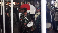 Prajurit TNI mengiringi upacara persemayaman jenazah Ani Yudhoyono di Puri Cikeas, Bogor, Jawa Barat, Minggu (2/6/2019). Ani Yudhoyono akan dimakamkan di TMP Kalibata. (Liputan6.com/Immanuel Antonius)
